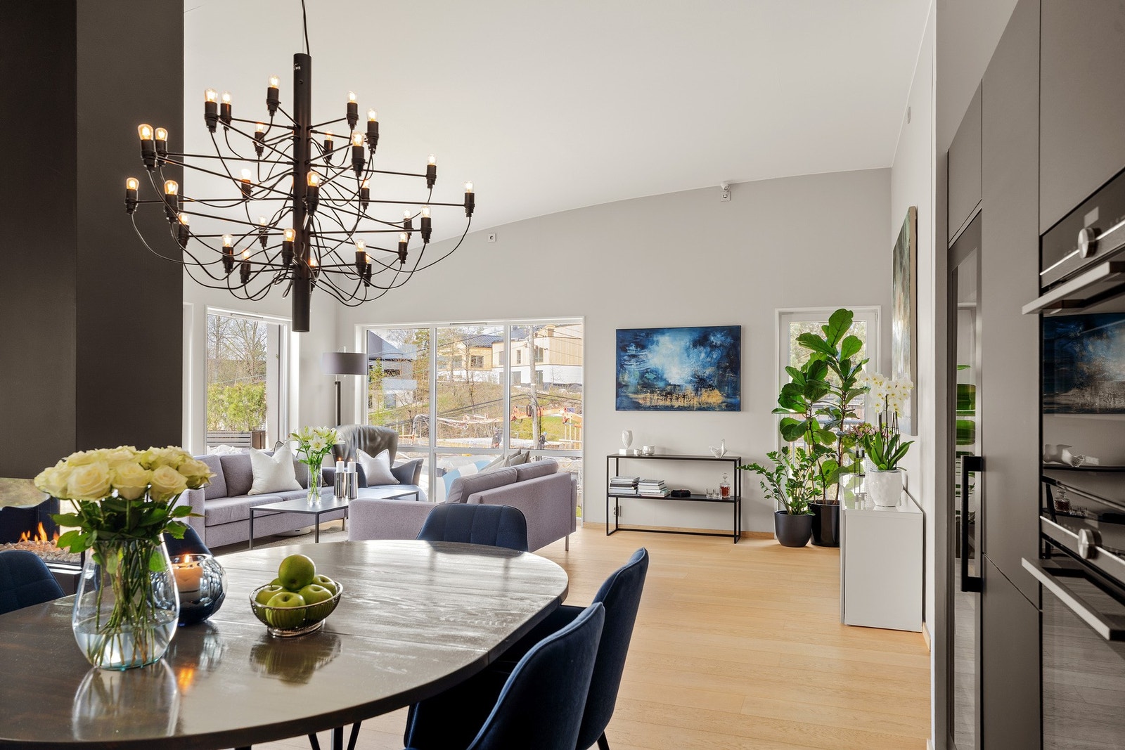 Rommet har god plass til spisebord, og den åpne løsningen mot stuen gir en luftig følelse. Galleribilde