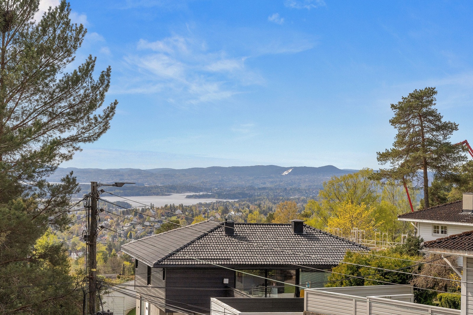 Romslig, sørvestvendt terrasse gjør at du får maksimalt ut av fine sommerdager og bygget har ellers moderne fasiliteter som garasjeanlegg og heis. Galleribilde