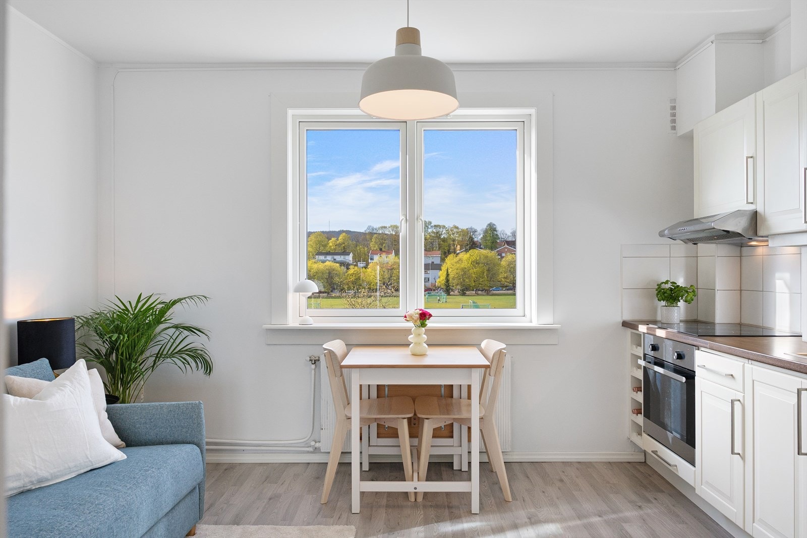 Store vindusflater slipper inn rikelig med naturlig lys, kombinert med en god takhøyde på 2,54 meter. Galleribilde