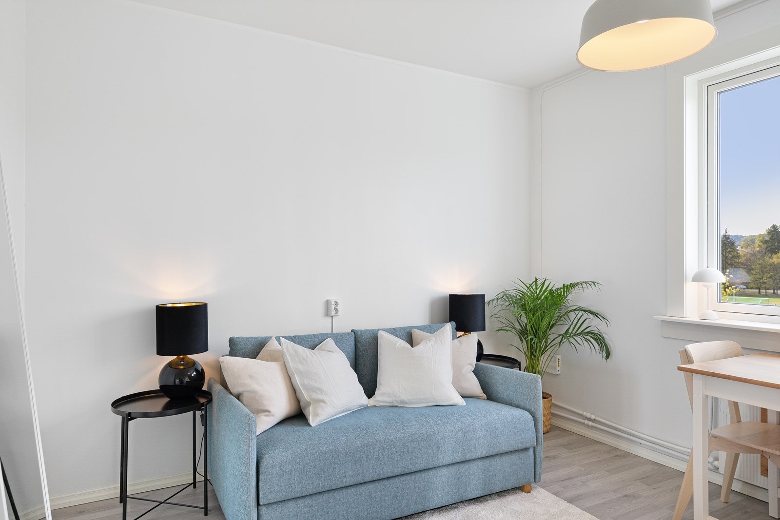 Lys og arealeffektiv stue som er enkel å møblere med både sofa- og TV-løsning. Galleribilde