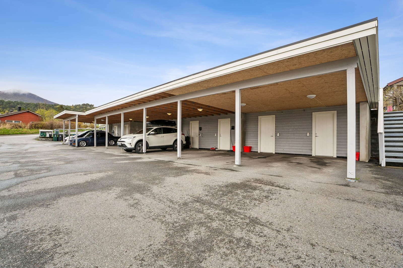 Leilegheita har ein plass i felles carportanlegg, her finn ein og sportsboda som høyrer til leilegheita Galleribilde