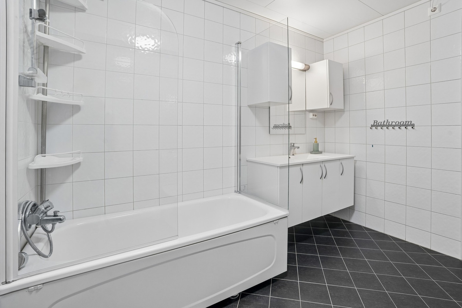 Pent og flislagt bad Galleribilde