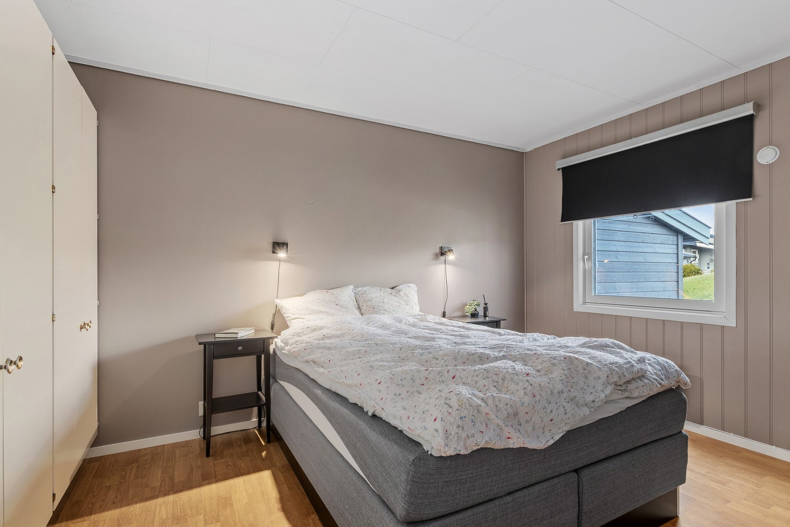 Romslig soverom med garderobeskap. Galleribilde