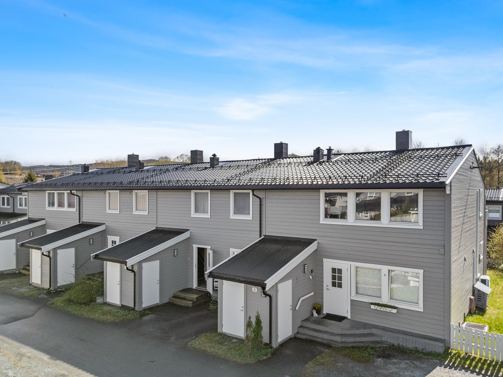 Fasadebildet - godt med lagring i 3 stk boder som følger med. Galleribilde