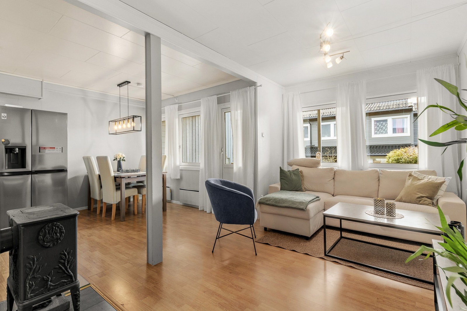Stue med gode møbleringsmuligheter. Galleribilde
