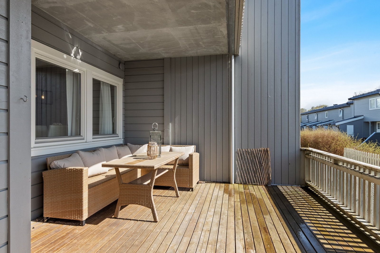 Leiligheten har en romslig veranda. Galleribilde