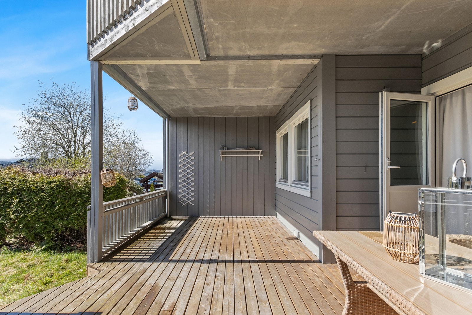 Romslig veranda som er har flott bruksverdi på sommers tid. Galleribilde