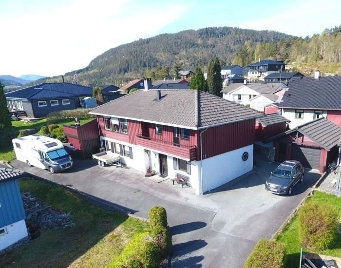Oppkjørsel med god parkering ved bolig, samt garasje. Galleribilde