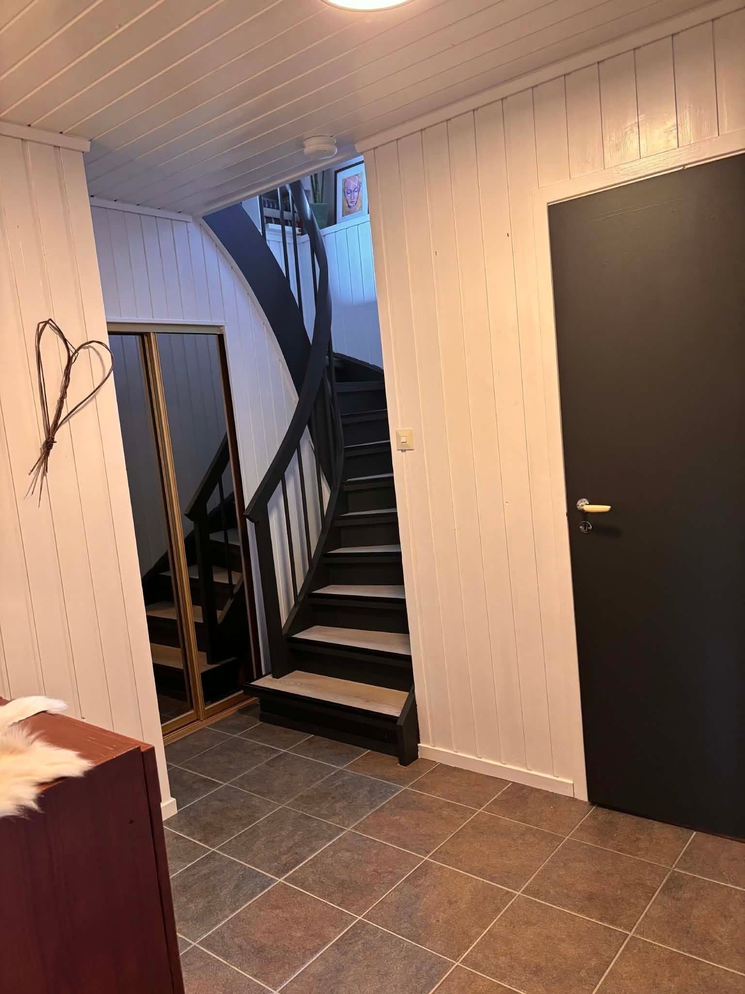 Underetasje. Gang med skyvedørsgarderobe og inngang til vaskerom, boder, soverom og inngangsparti. Galleribilde