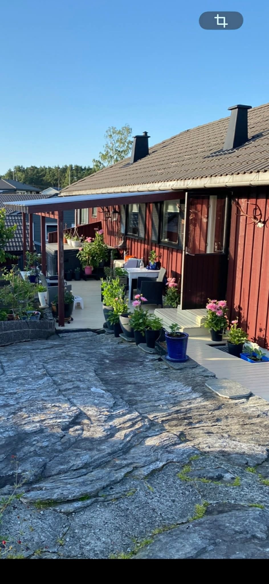 Innbydende uteområde med glassoverbygg, og her kan man nyte kveldssola i boblebadet. Galleribilde