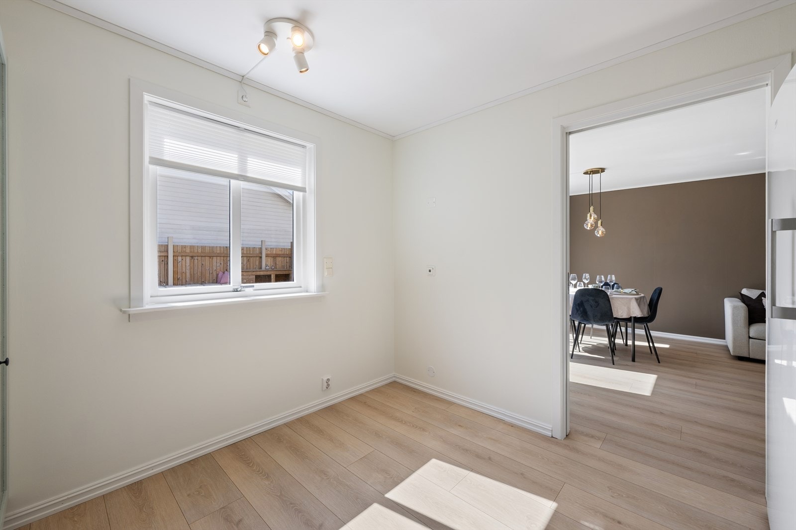 Ved kjøkkenvinduet er det plass til et lite frokostbord. Galleribilde