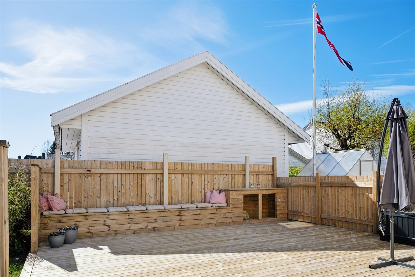 Terrassen er stor og solrik terrasse med god plass til både spisegruppe og sitteområde. Galleribilde