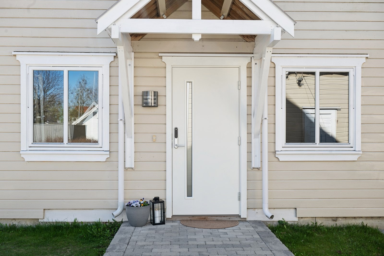 Inngangspartiet har et ryddig og innbydende preg, med overbygg som gir ly for vær og vind. Galleribilde