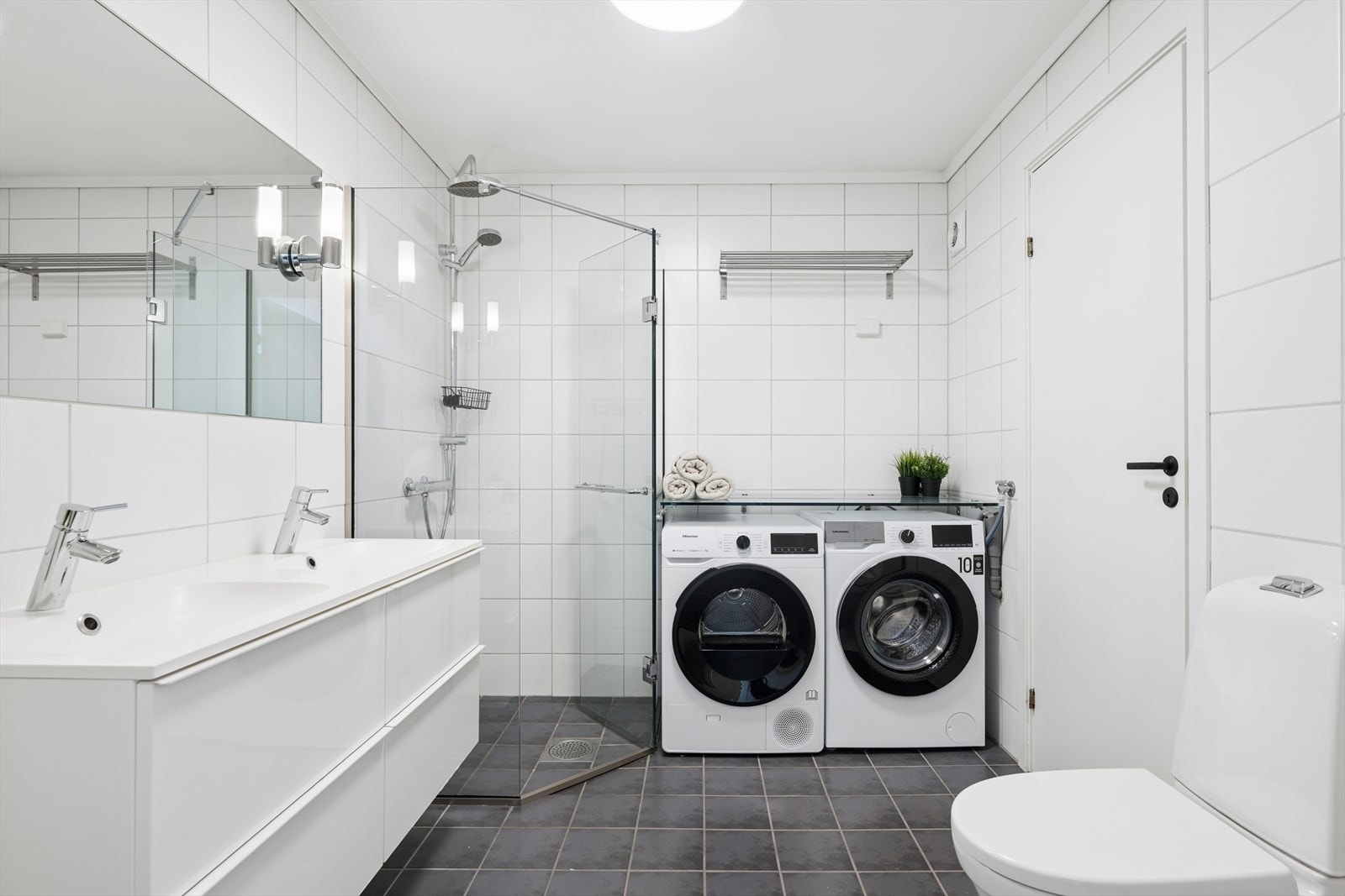 Badet ble pusset opp i 2009 og er helfliset med varmekabler i gulvet. Galleribilde