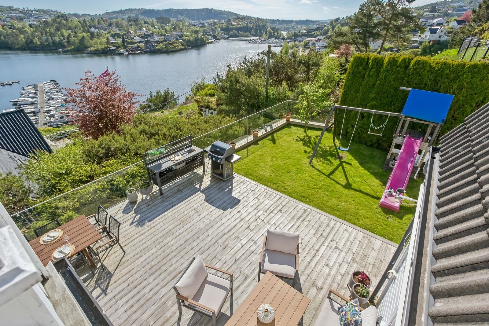 Stor sosial terrasse som passer for både store og små Galleribilde