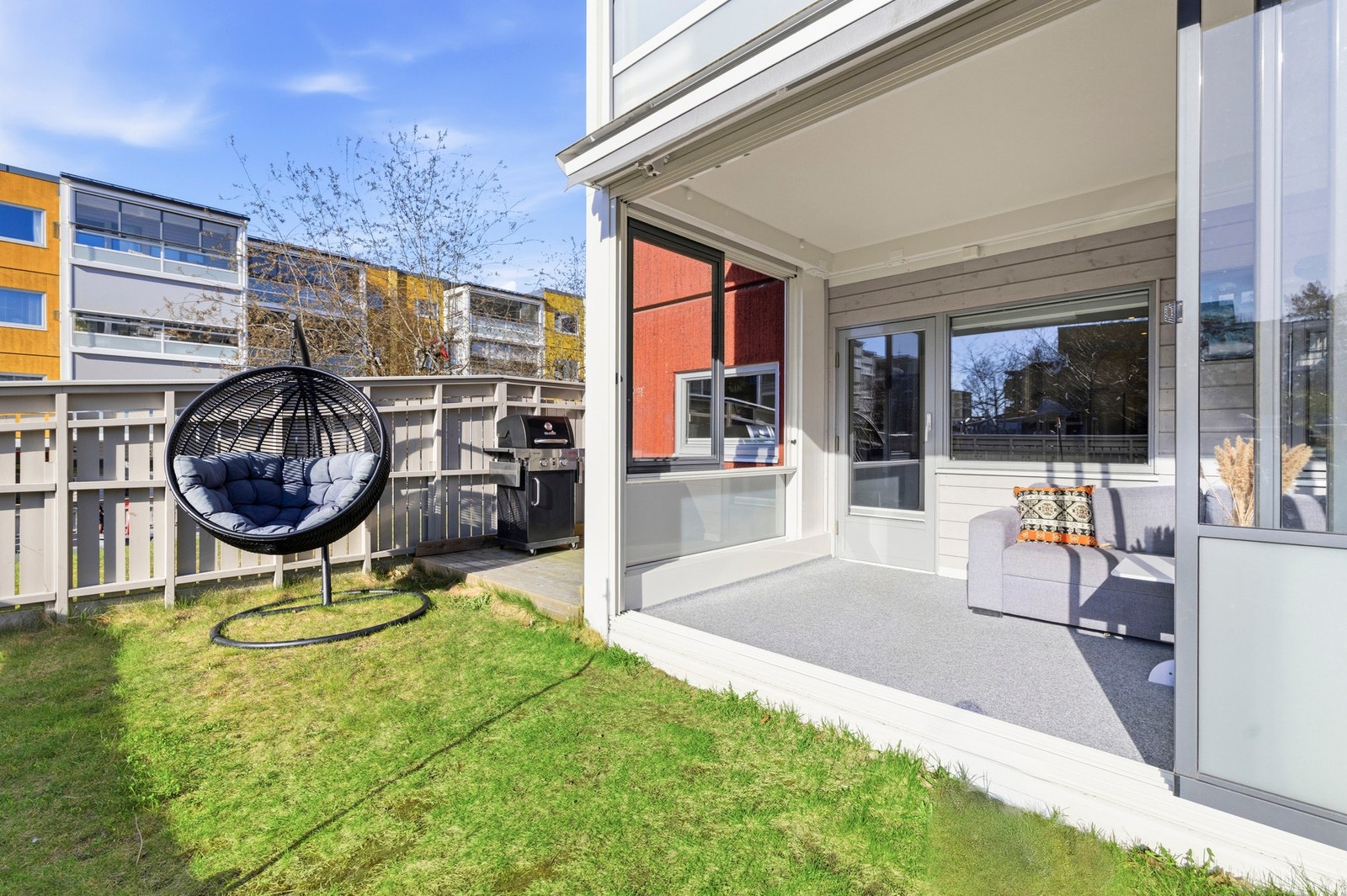 Den lille plattingen bak terrassen er perfekt for en liten grillplass Galleribilde