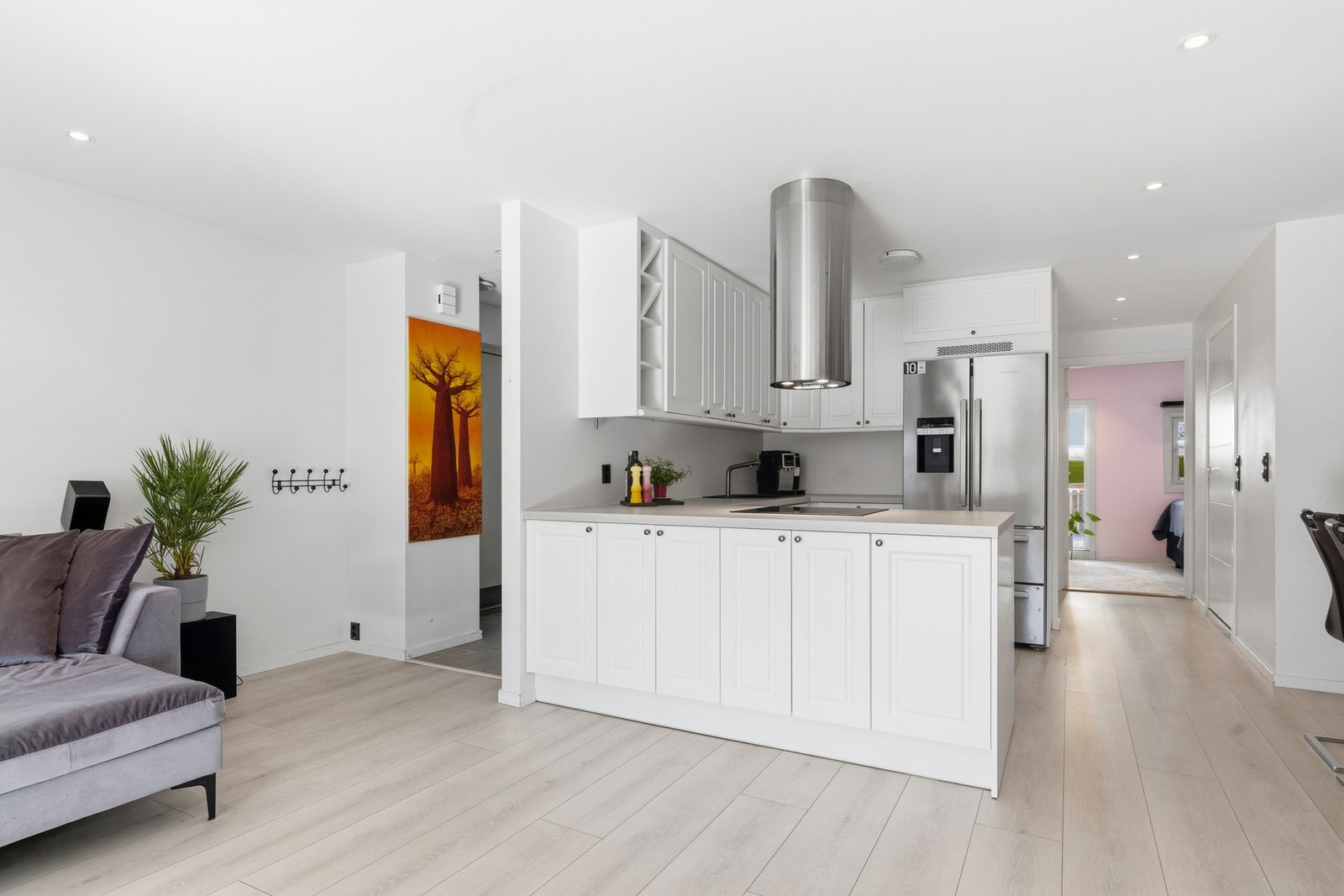 Kjøkkenet har en moderne innredning fra 2017 med glatte fronter og en slitesterk benkeplate i laminat Galleribilde
