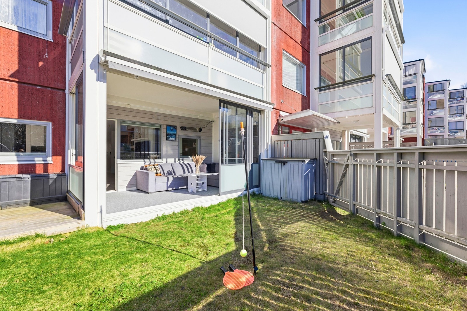 Her er det godt plass til å sette opp aktiviteter, utemøbler eller oppbevaring Galleribilde