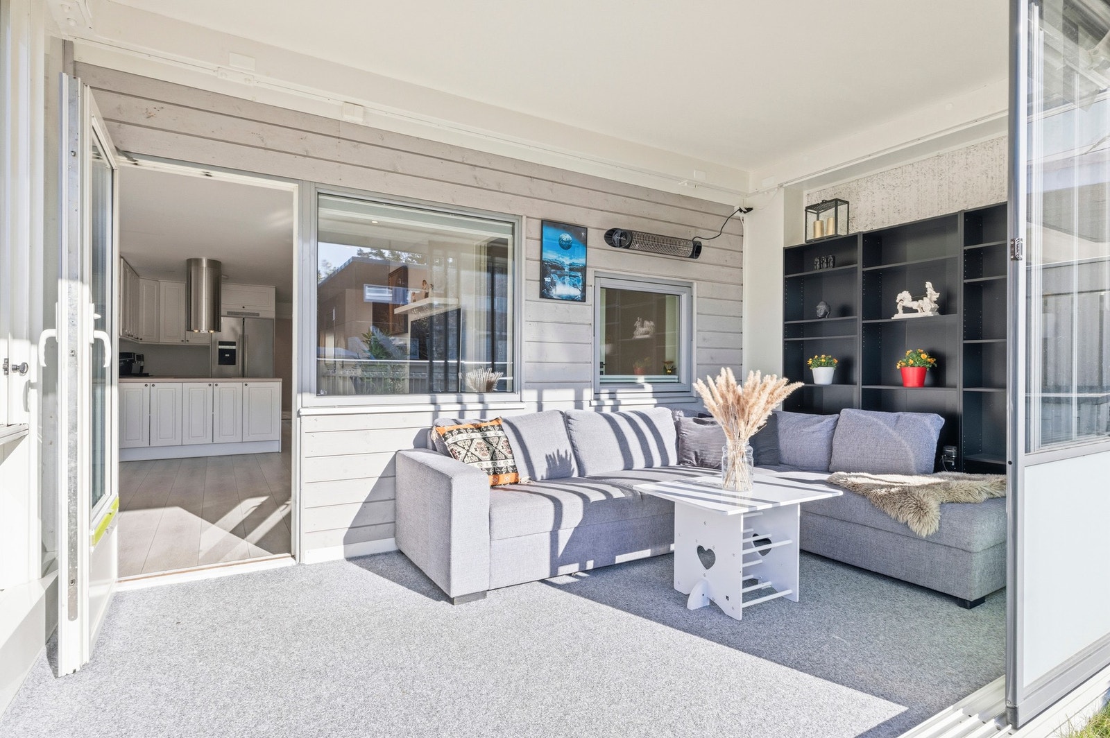 Boligen har en vestvendt innglasset terrasse på ca. 11,3 m² med utgang fra stuen Galleribilde