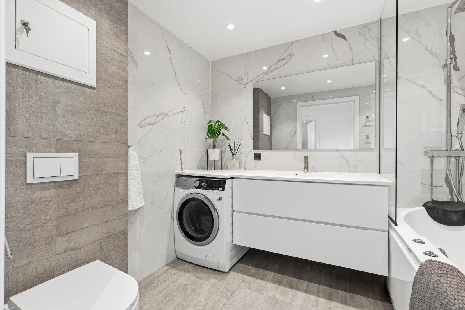Badet ble oppusset i 2017 og har flislagte vegger og gulv Galleribilde