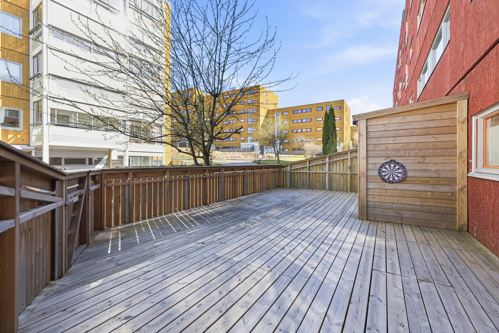 Romslig nordøstvendt terrasse med god plass til utemøbler Galleribilde