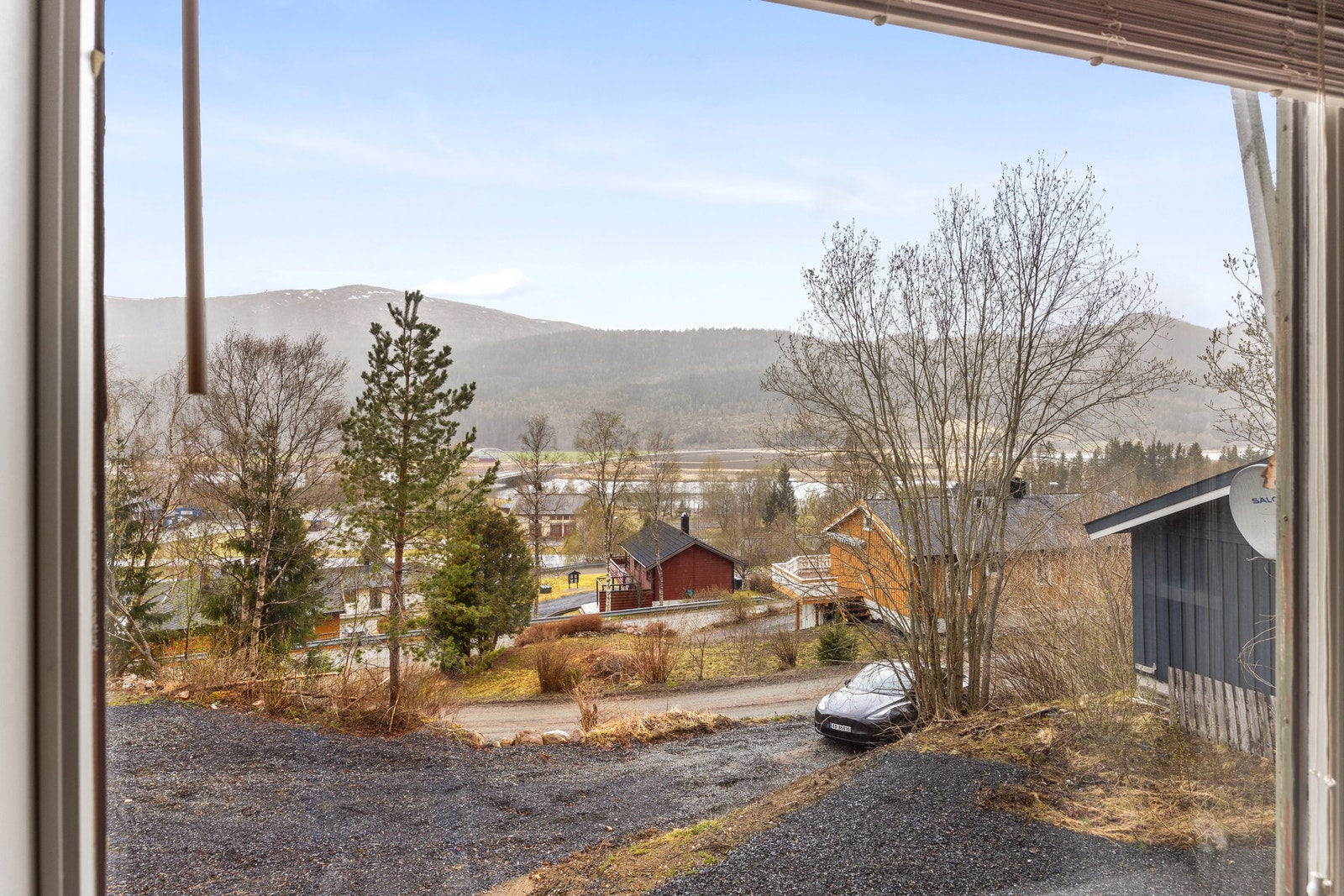 Fra vinduet er det utsikt til Årgårdselva Galleribilde