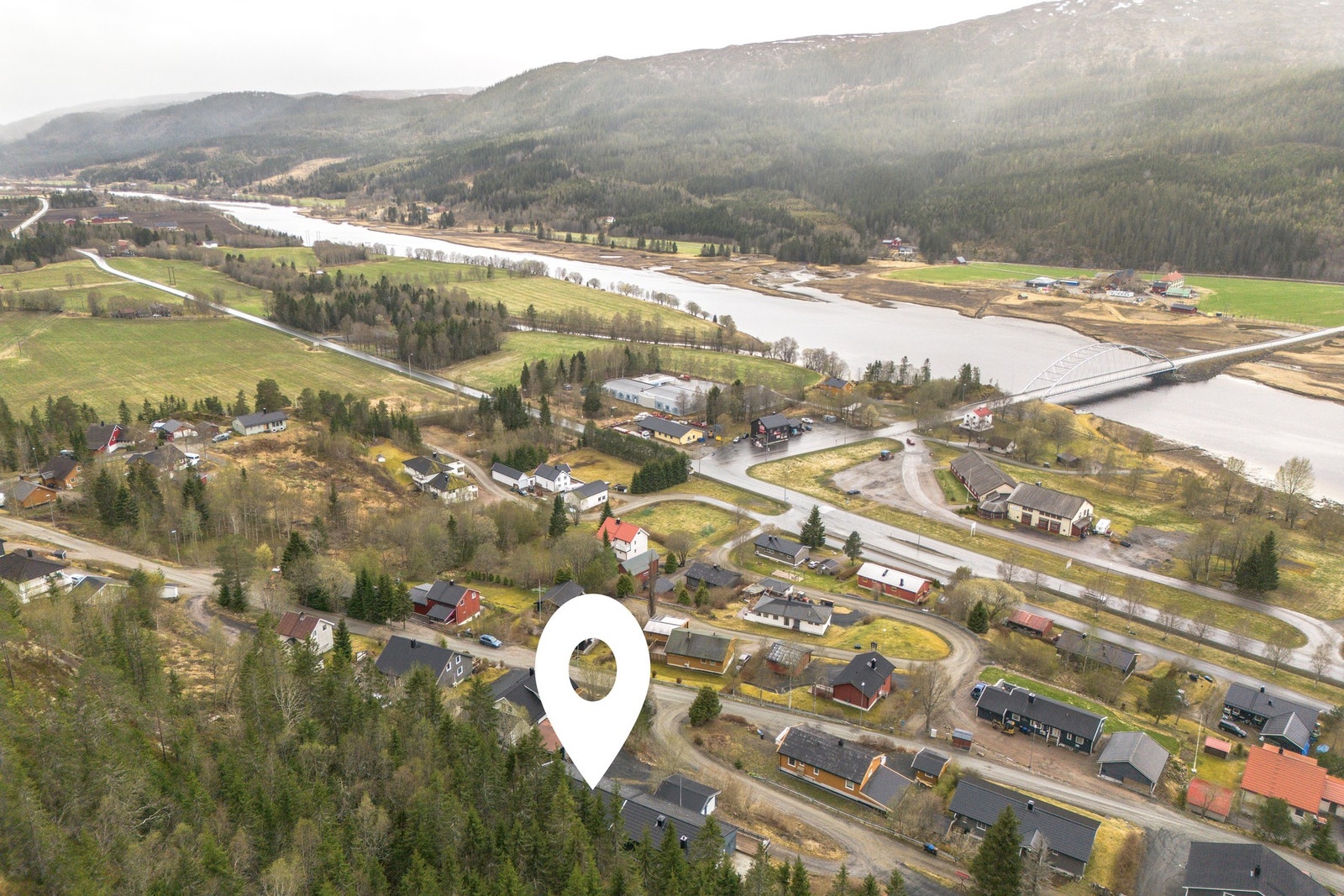 Rolig beliggenhet i boligfelt på Sjøåsen. Matbutikk i gangavstand. 14 km til Namdalseid skole og 24 km til Namdalseid sentrum. Galleribilde