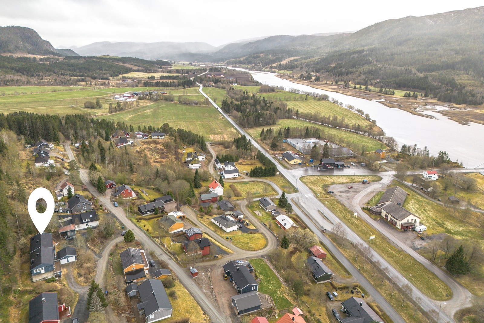 Renoveringsobjekt med en innholdsrik planløsning med bl.a. fire soverom og to stuer fordelt over to plan. Galleribilde