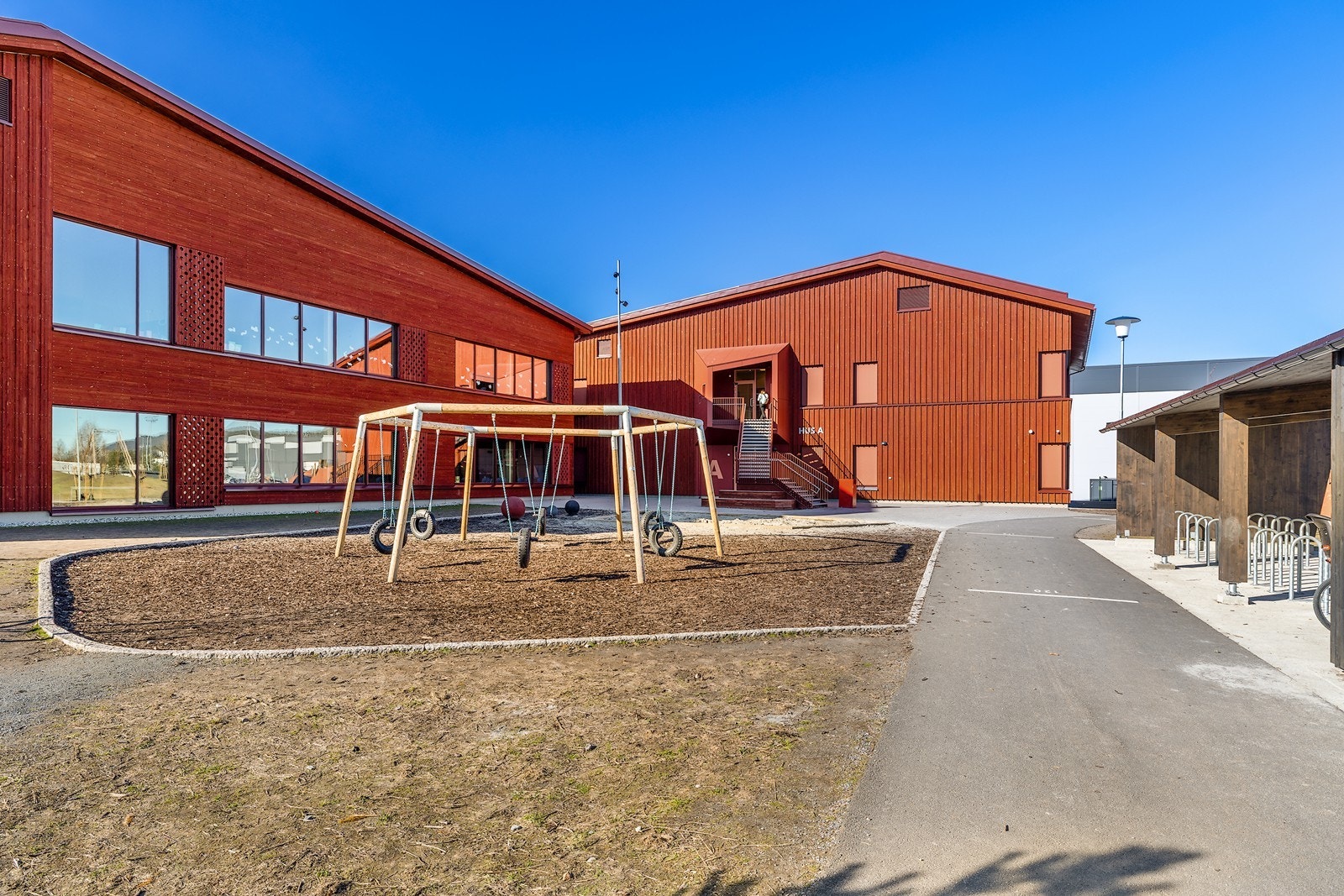 Uteområdene ved Hokksund barneskole byr på flotte lekeapparater for de minste. Galleribilde