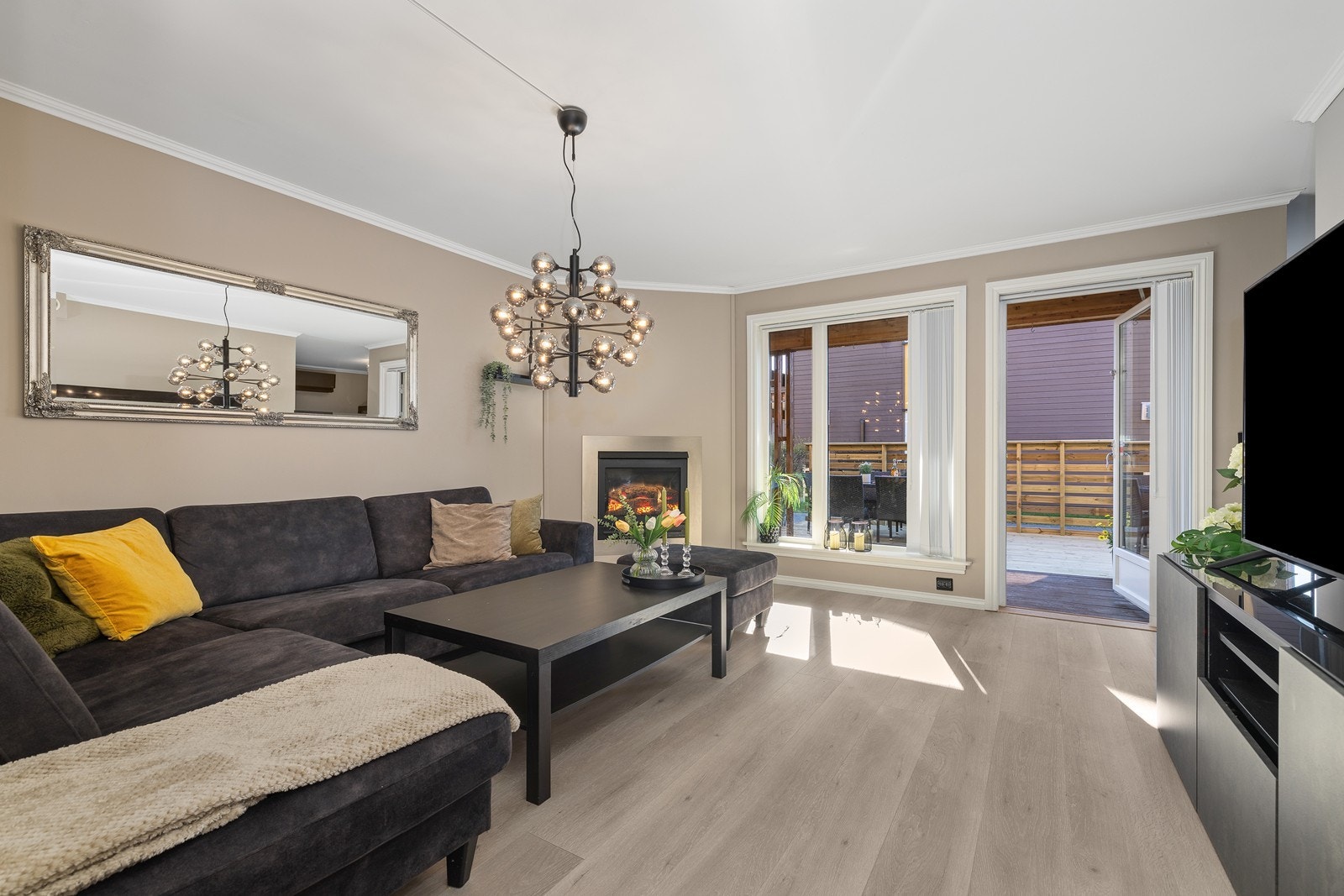 Velkommen til Pålsplass 19A! En lys og gjennomgående leilighet på bakkeplan med direkte utgang til en stor, privat terrasse. Foto: Digit Media Norge AS. Galleribilde