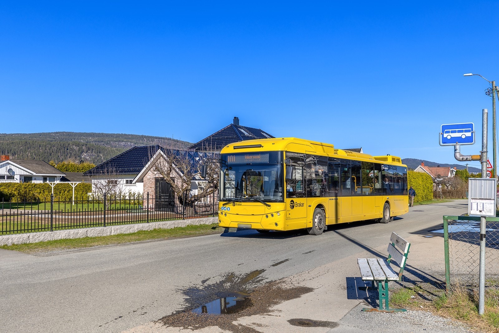 Nærmeste busstopp er Loesmoen butikken, kun fire minutters gange unna, med forbindelser til blant annet Hokksund og Drammen. Galleribilde