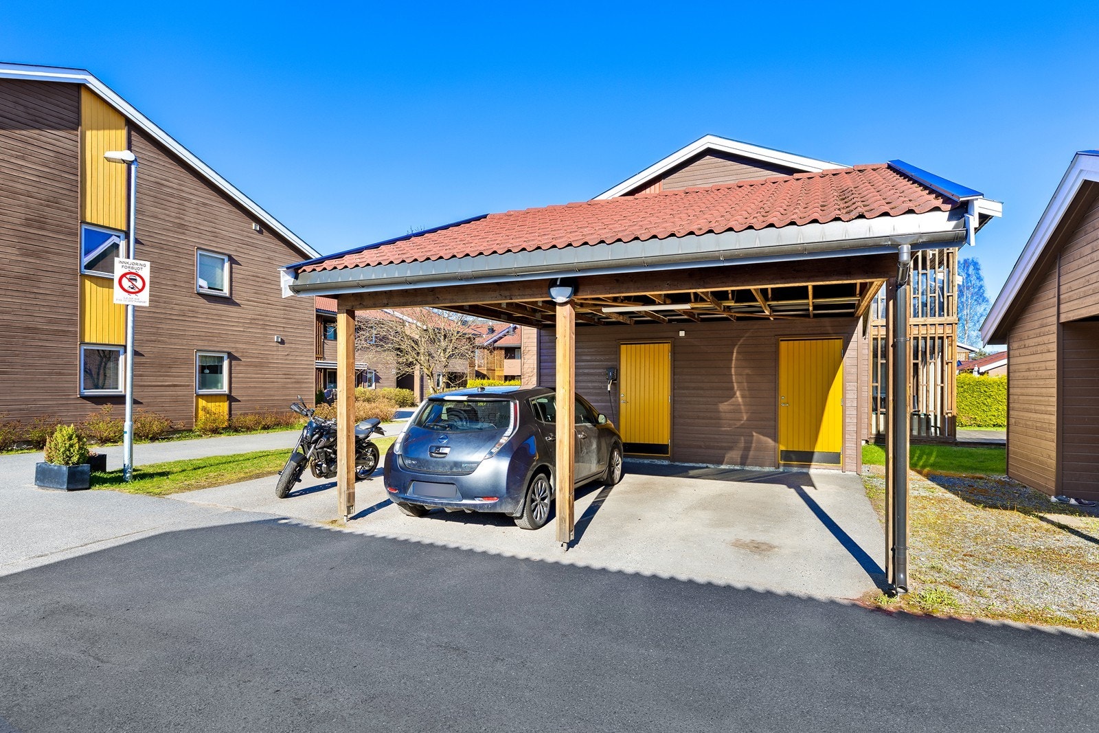 Det medfølger en fast parkeringsplass i carport. I tilknytning til denne er det en privat, ekstern bod på ca. 5 m². Galleribilde
