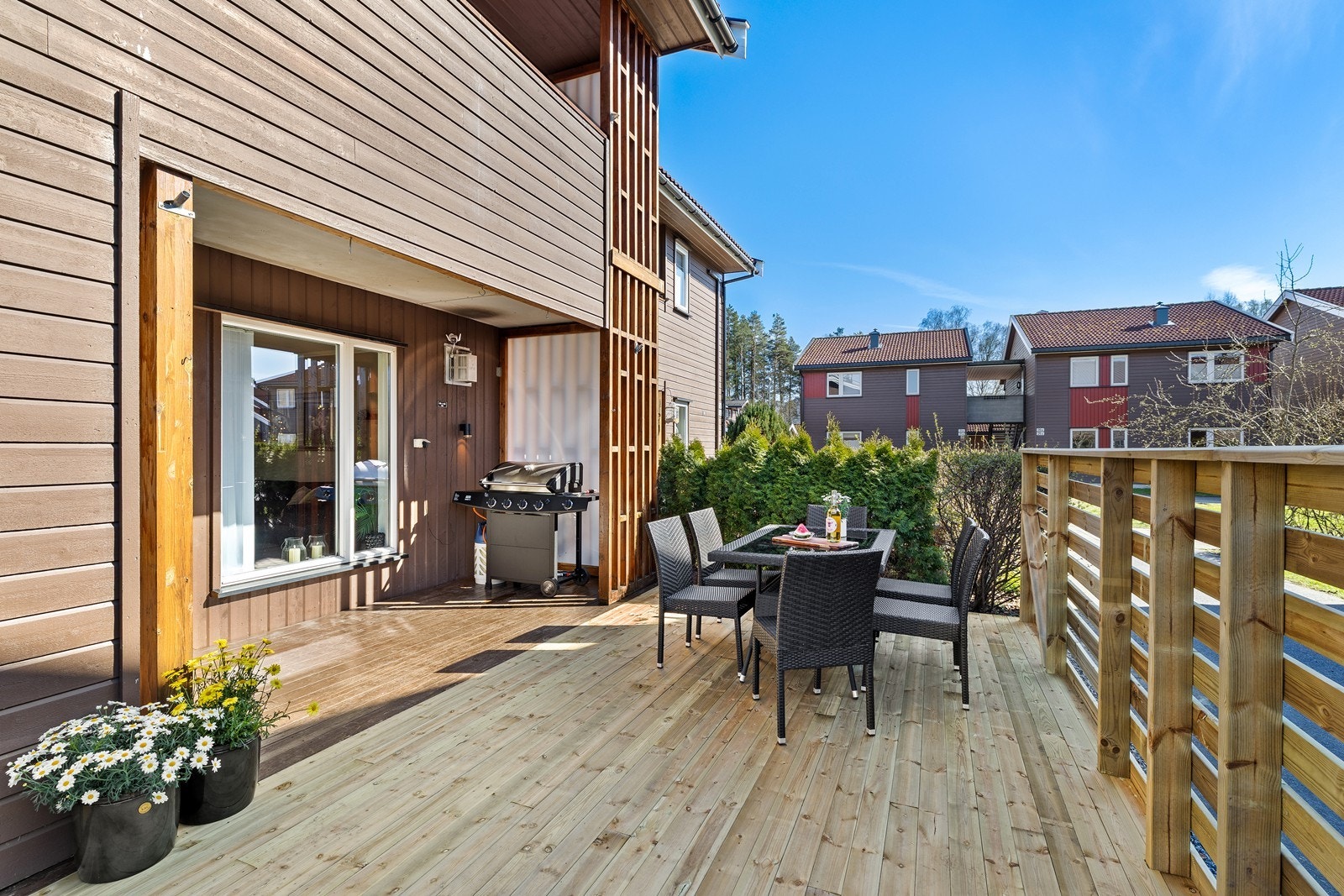Den store terrassen på cirka 28 m² er delvis overbygget og gir rikelig med plass for utemøbler og sosiale sammenkomster. Galleribilde