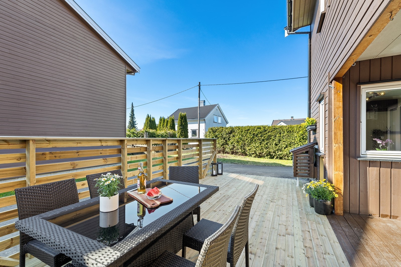 Terrassen strekker seg ut fra stuen og blir en naturlig forlengelse av boligen på sommerstid. Galleribilde
