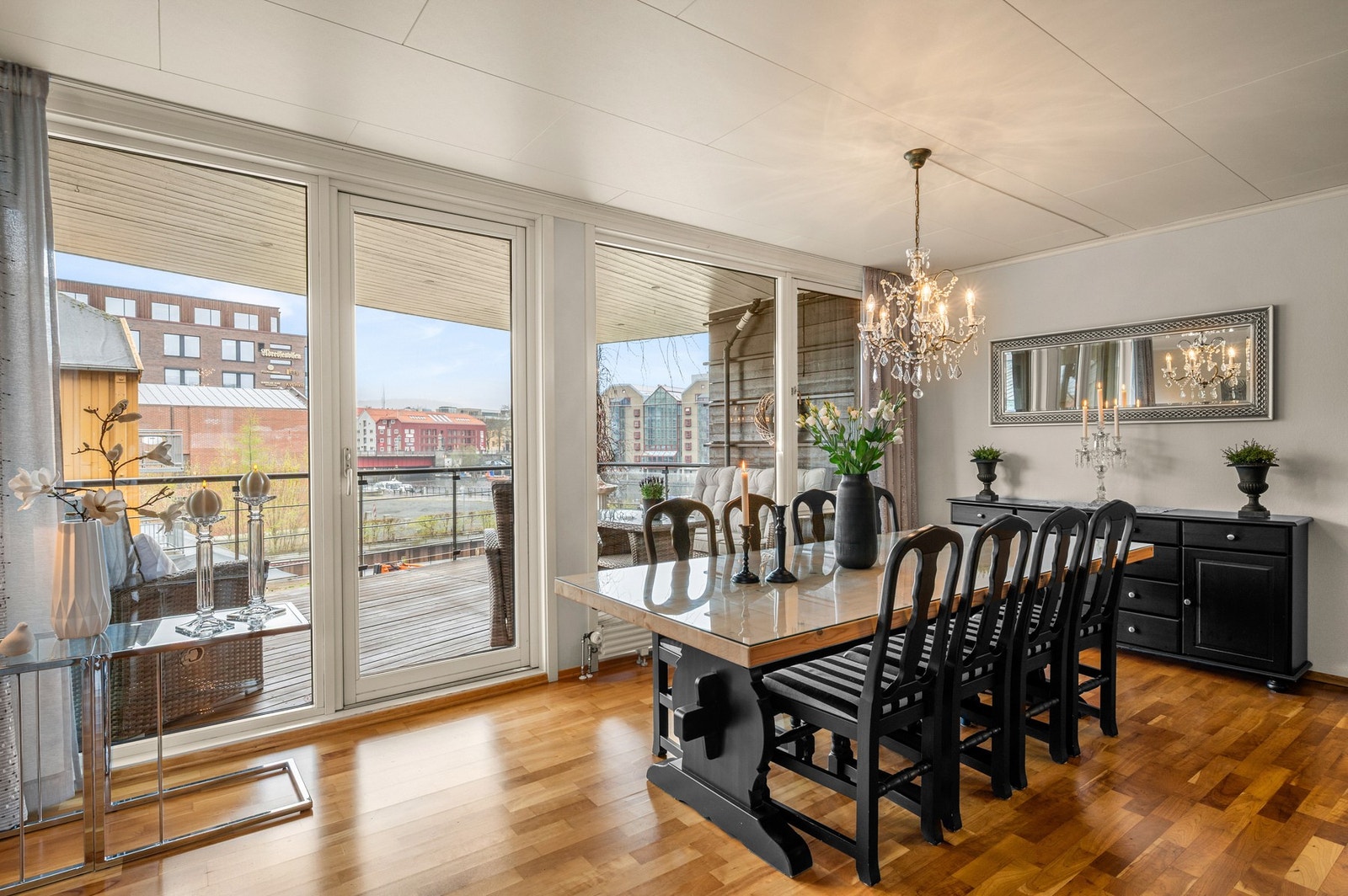 Fra stuen har man utgang til stor balkong med gode solforhold! Galleribilde