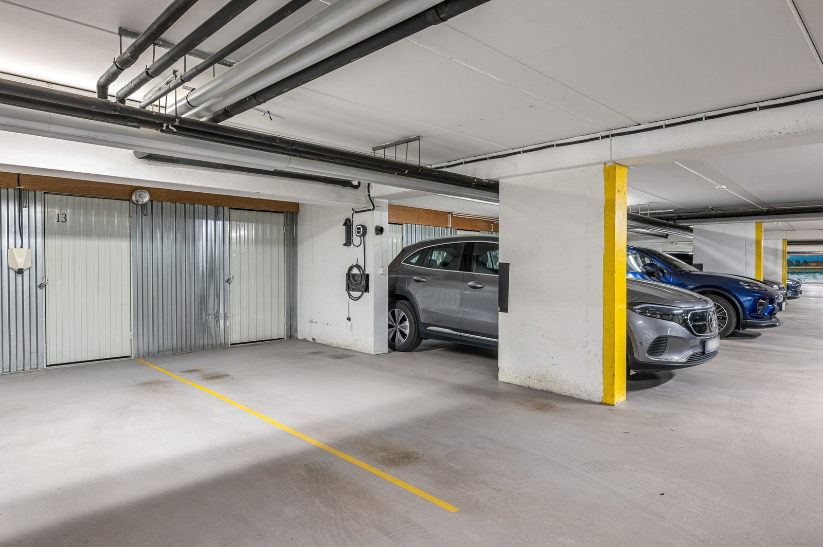 Parkering skjer på fast plass i sameiets parkeringskjeller. Galleribilde
