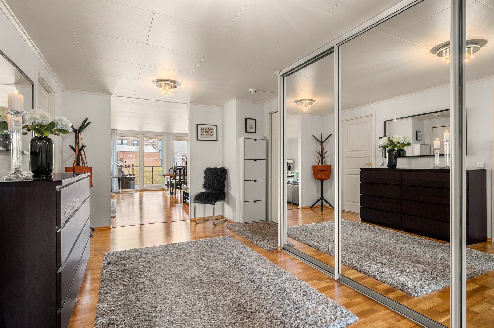 Gangen har en stor plassbygd skyvedørsgarderobe. Galleribilde
