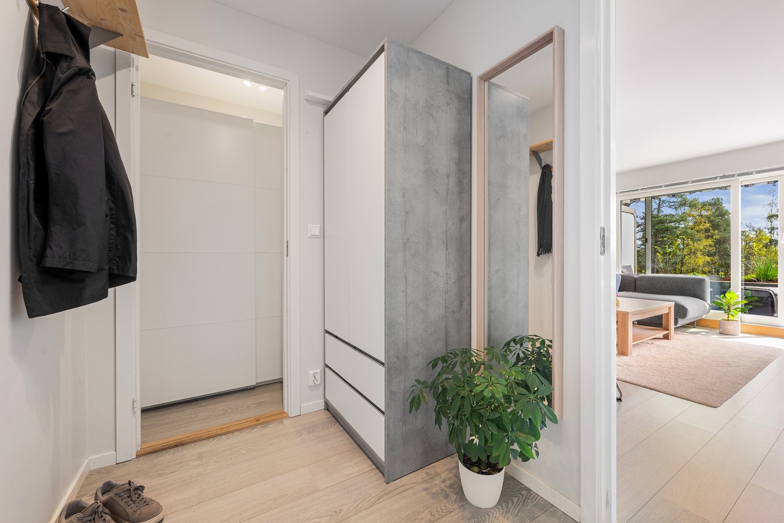 Fra entréen er det adgang til et eget rom som i dag brukes som garderoberom - et svært praktisk og fleksibelt rom som kan tilpasses behovet, enten det er garderobe eller kontor. Galleribilde