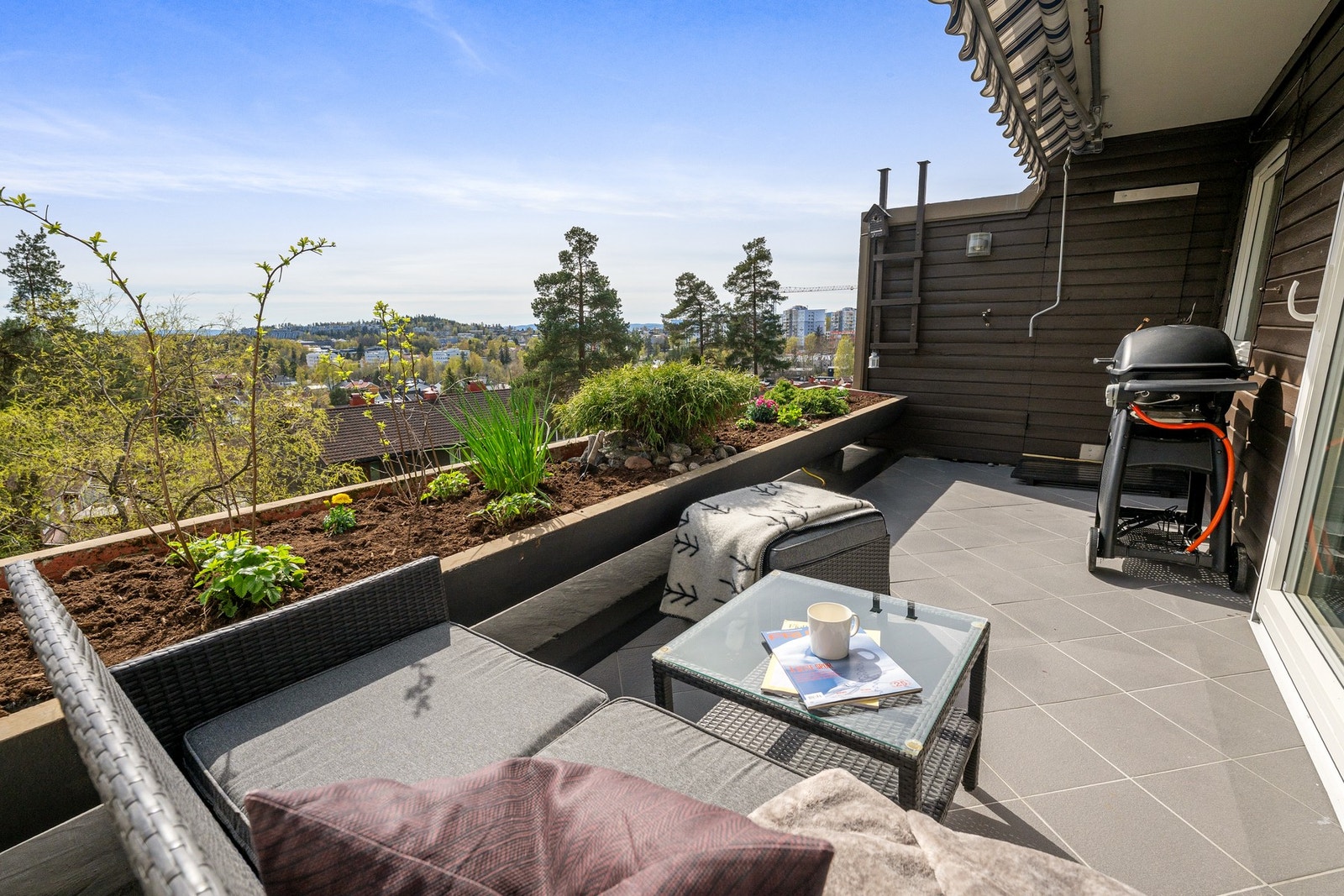 Romslig sydvendt balkong på ca. 11,7 m² med sol fra ca. kl. 08/09 til kl. 19 om sommeren - her er det god plass til utemøbler og gode stunder utendørs store deler av året. Galleribilde
