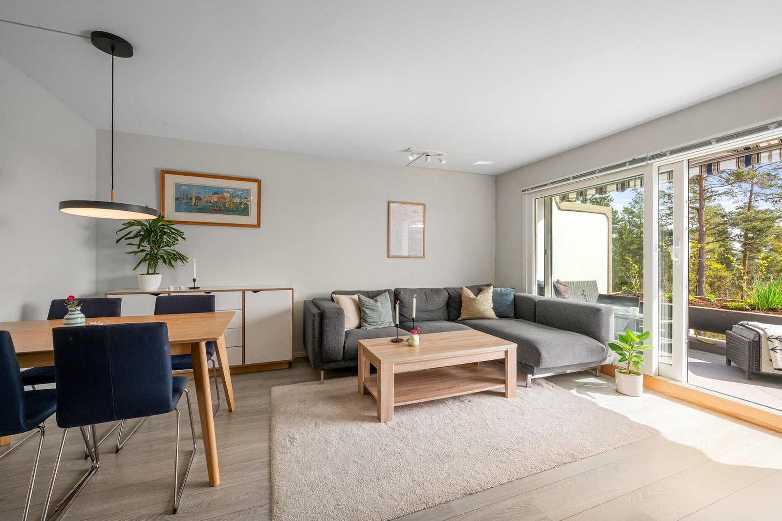 Stuen vender mot syd og har direkte utgang til den romslige balkongen via skyvedør. Galleribilde
