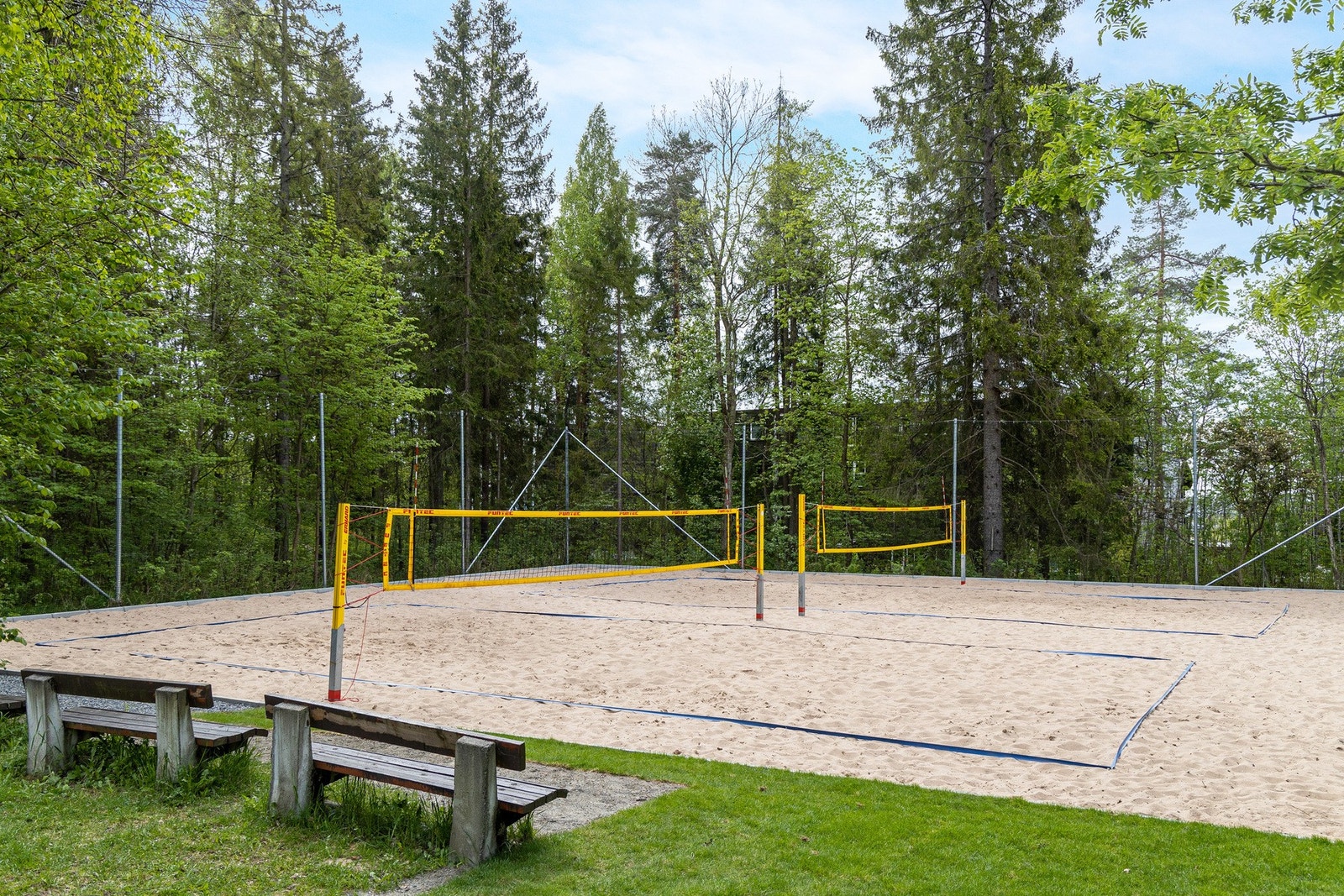 To sandvolleyballbaner i Olav Aukrusts vei 20 - et populært samlingspunkt for beboere i alle aldre og et av områdets mest ettertraktede fellesgoder. Galleribilde