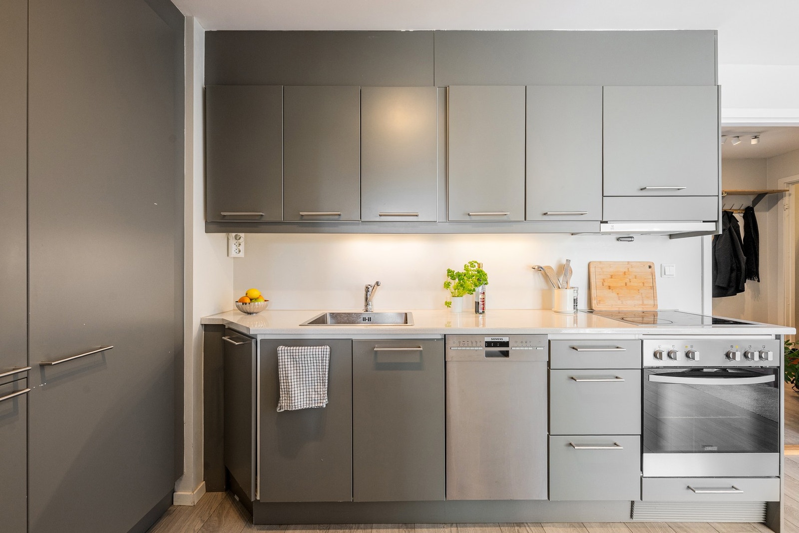 Kjøkkenet har opplegg for platetopp, stekeovn, oppvaskmaskin og kombi kjøl/frys - alt du trenger er på plass, og innredningen fremstår i god stand etter grundig vedlikehold. Galleribilde