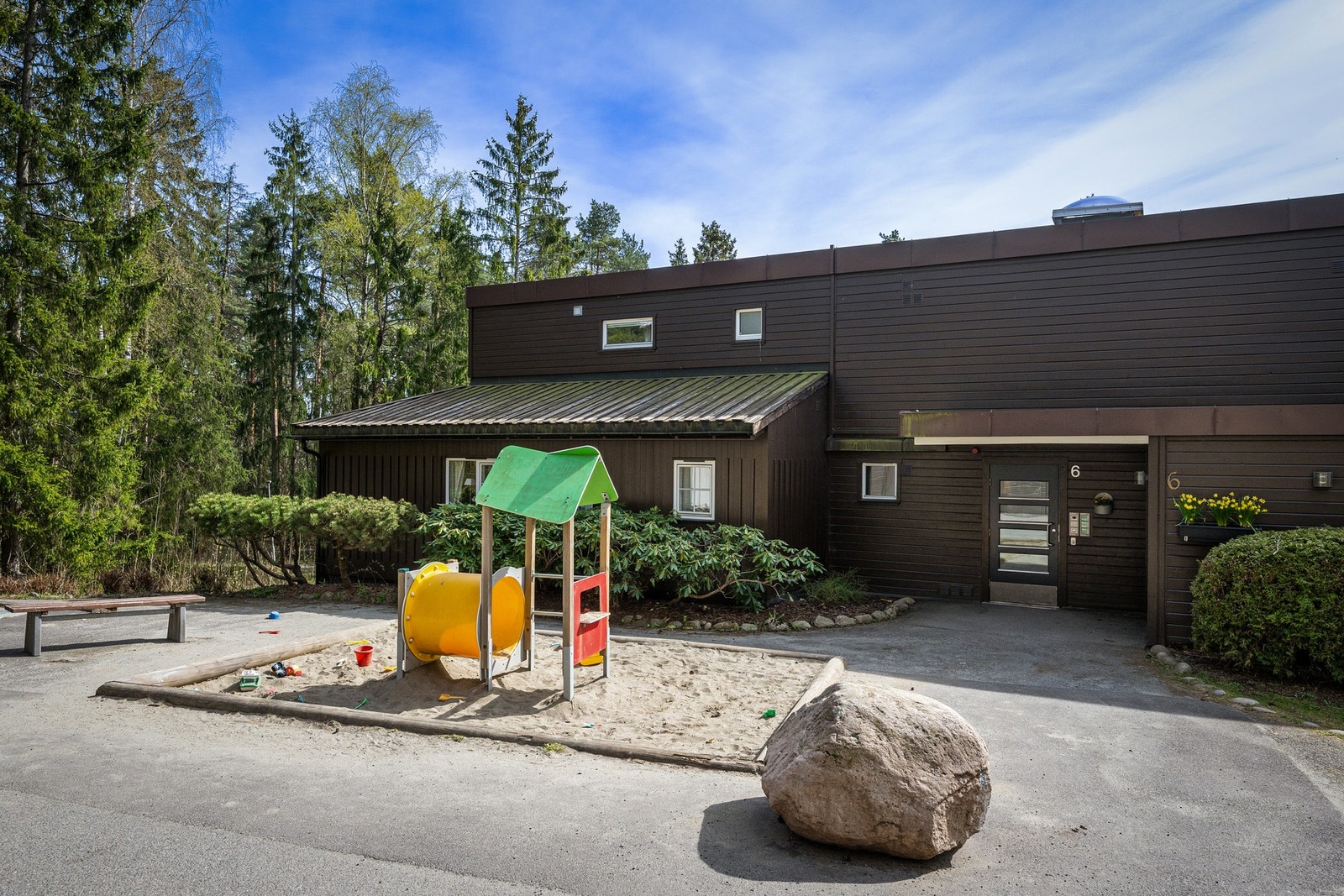 Hyggelig inngangsparti med trivelig lekeområde for de minste. Galleribilde