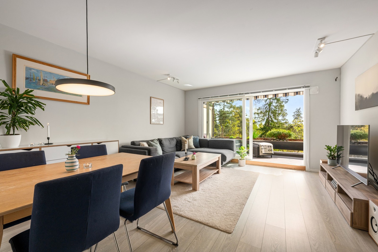 Nye vinduer fra 2020/2021 slipper inn rikelig med dagslys og holder varmen godt - en oppgradering som merkes både på komfort og lysforhold gjennom hele året. Galleribilde