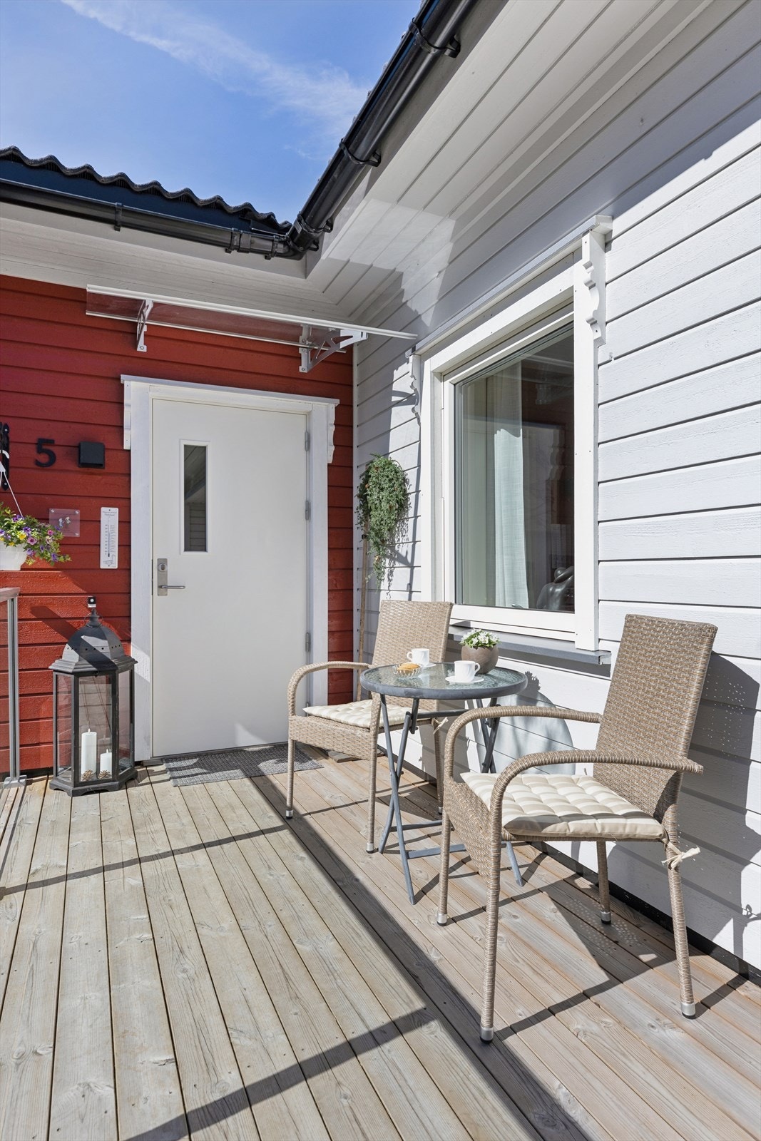Adkomst til leiligheten via svalgang, som også gir en hyggelig mulighet til å sitte ute og nyte solen. Galleribilde