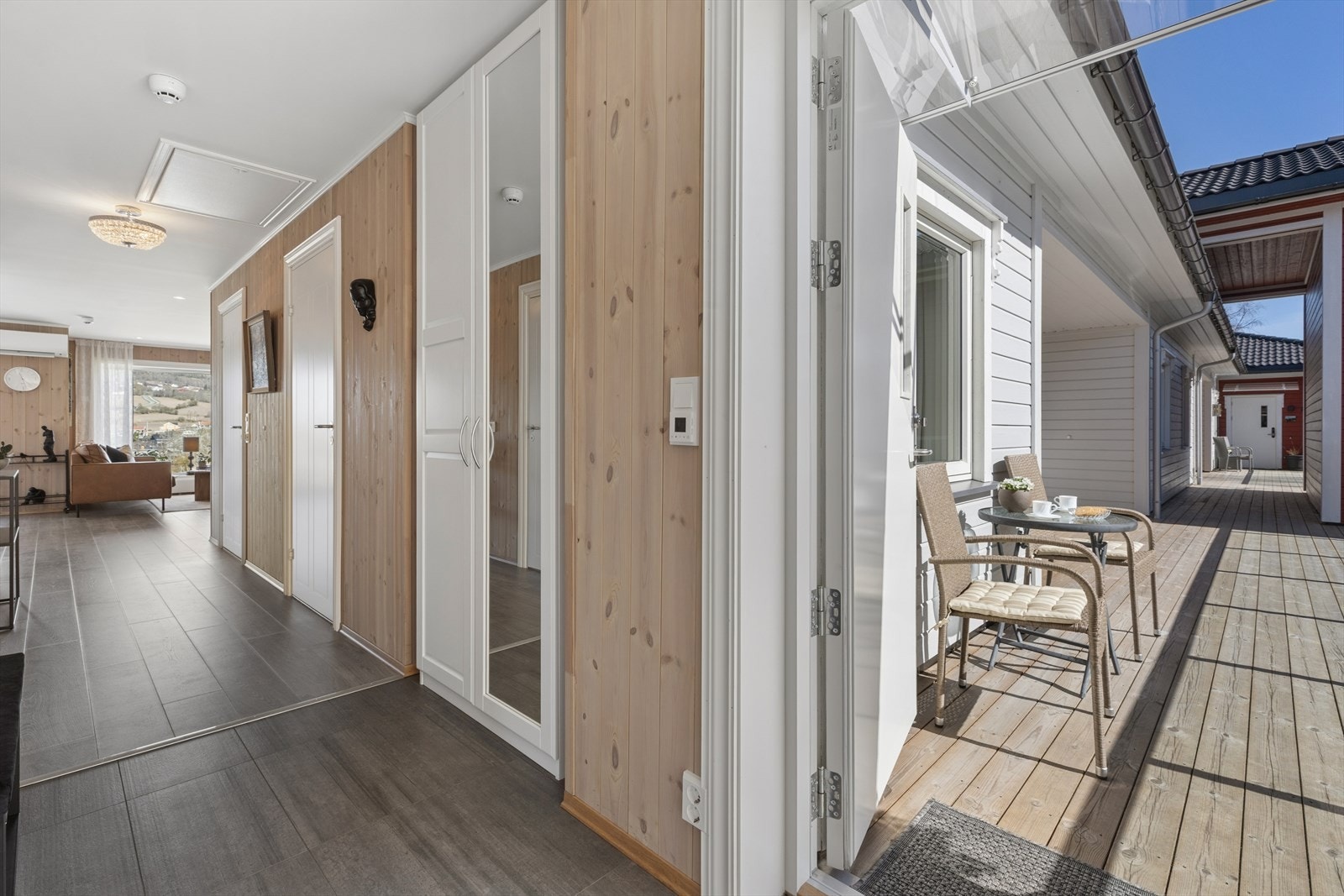 Herfra ønskes du velkommen inn i en lys og praktisk entré med plass til opphengsløsning, skohylle og garderobeskap, som gir gode oppbevaringsmuligheter. Galleribilde