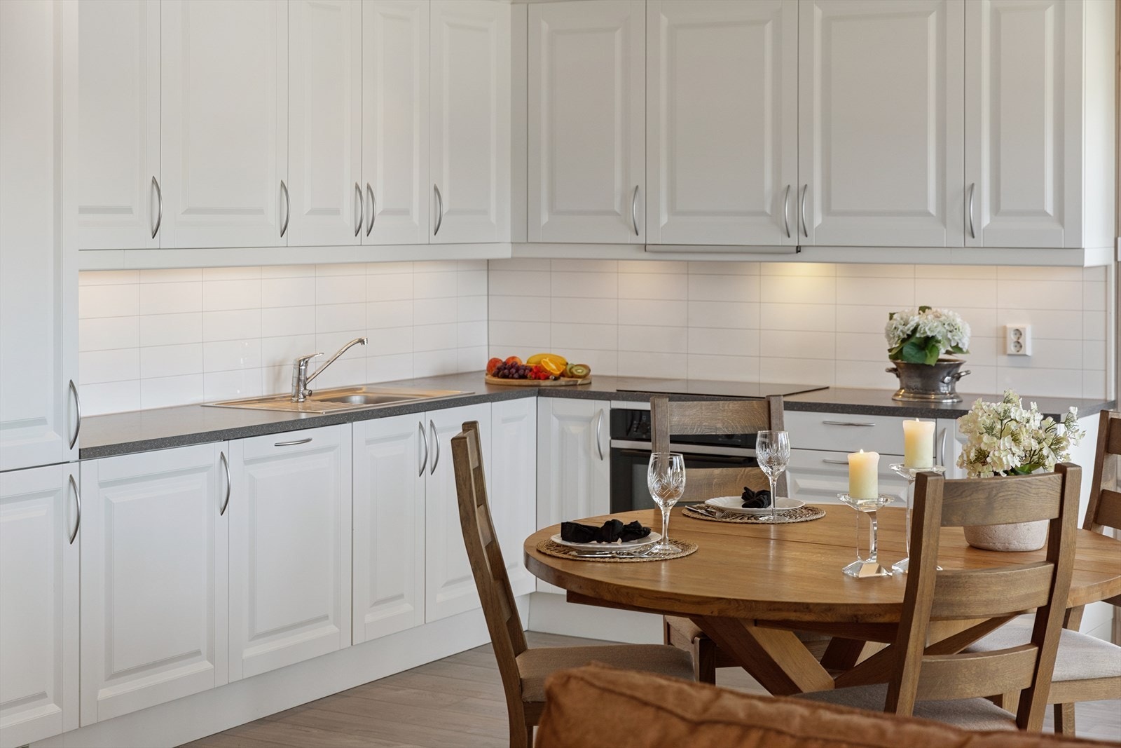Over benken er det montert Fibo Kitchen Board, som gir en praktisk og lettstelt overflate. Galleribilde