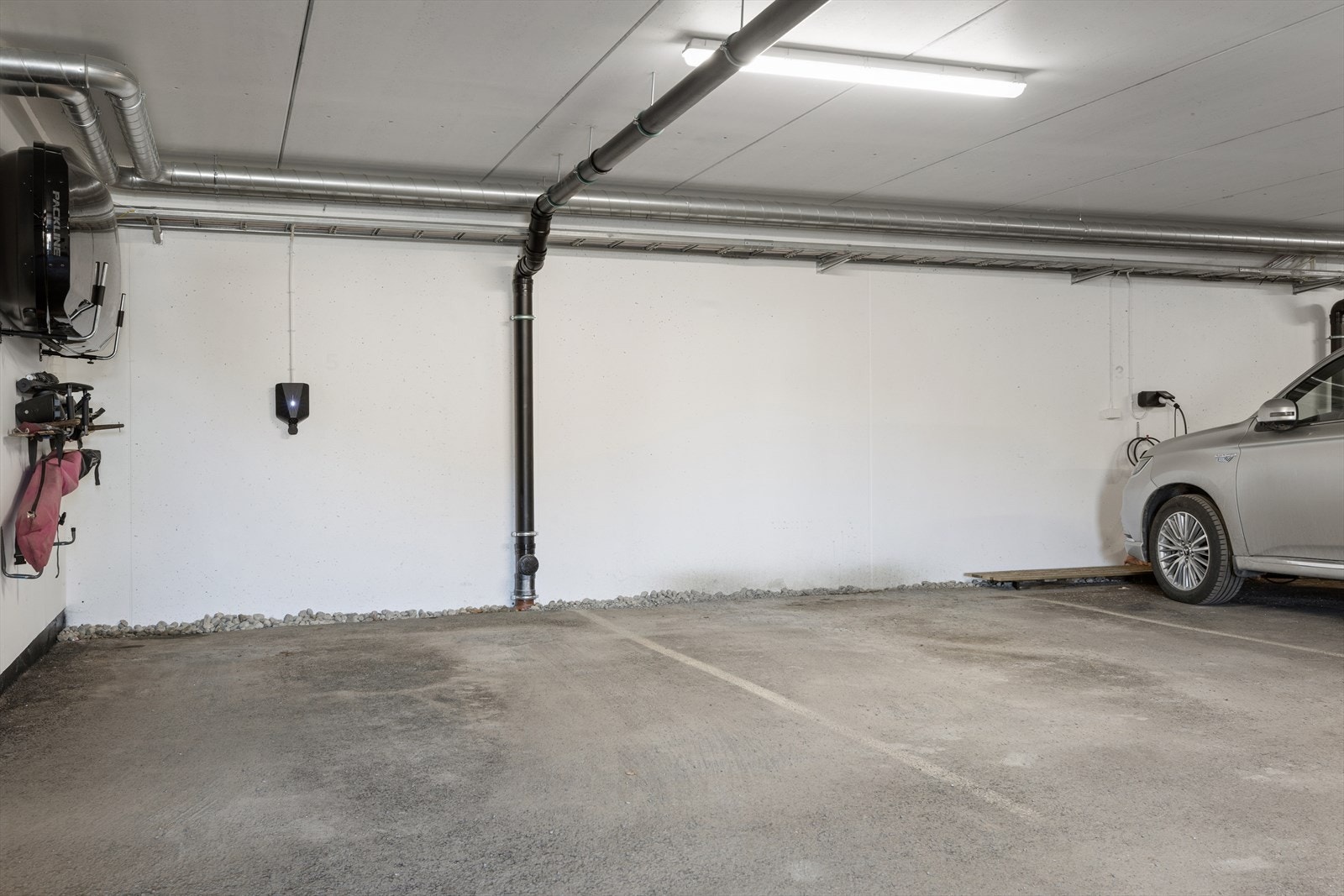 Egen garasjeplass med elbillader. Galleribilde