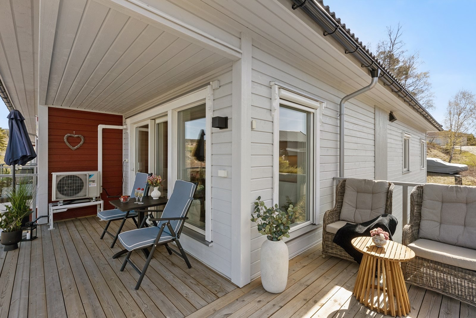 Verandaen er romslig og har plass til flere sittegrupper og grill. Galleribilde