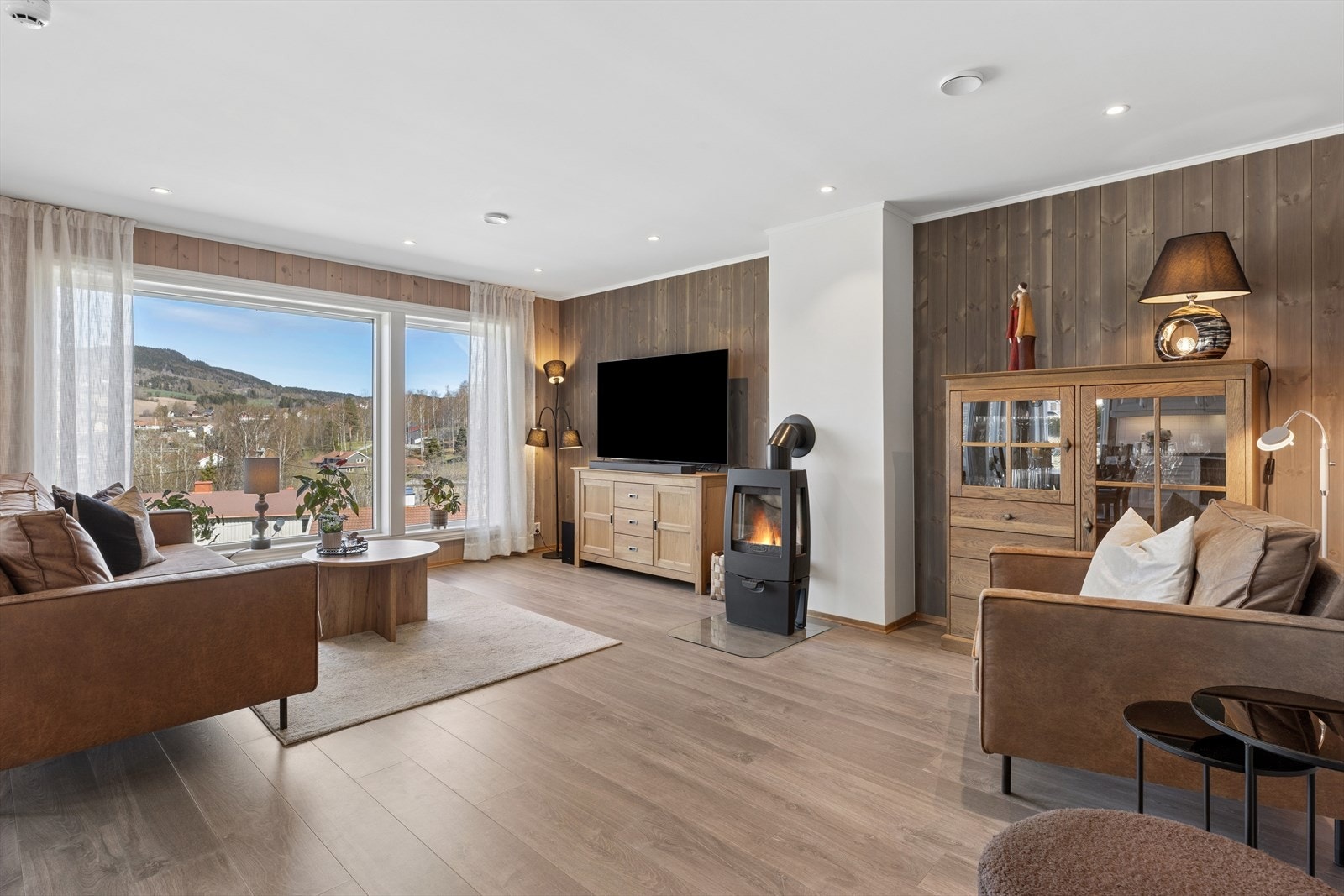 Stuen fremstår som lys og romslig, med store vindusflater som slipper inn rikelig med naturlig lys og rammer inn utsikten på en flott måte. Galleribilde